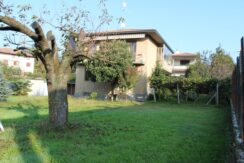 VILLA BIFAMIGLIARE CON AMPIO GIARDINO IN VENDITA A SOLBIATE ARNO (VA) VILLA BIFAMIGLIARE CON AMPIO GIARDINO IN VENDITA A SOLBIATE ARNO (VA)