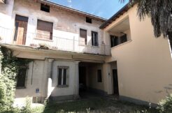 Intera proprietà in vendita Carnago centro, due abitazioni cortile negozio e ufficio