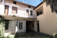 due abitazioni cortile negozio e ufficio in vendita Carnago VA