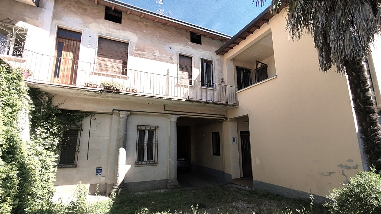 due abitazioni cortile negozio e ufficio in vendita Carnago VA